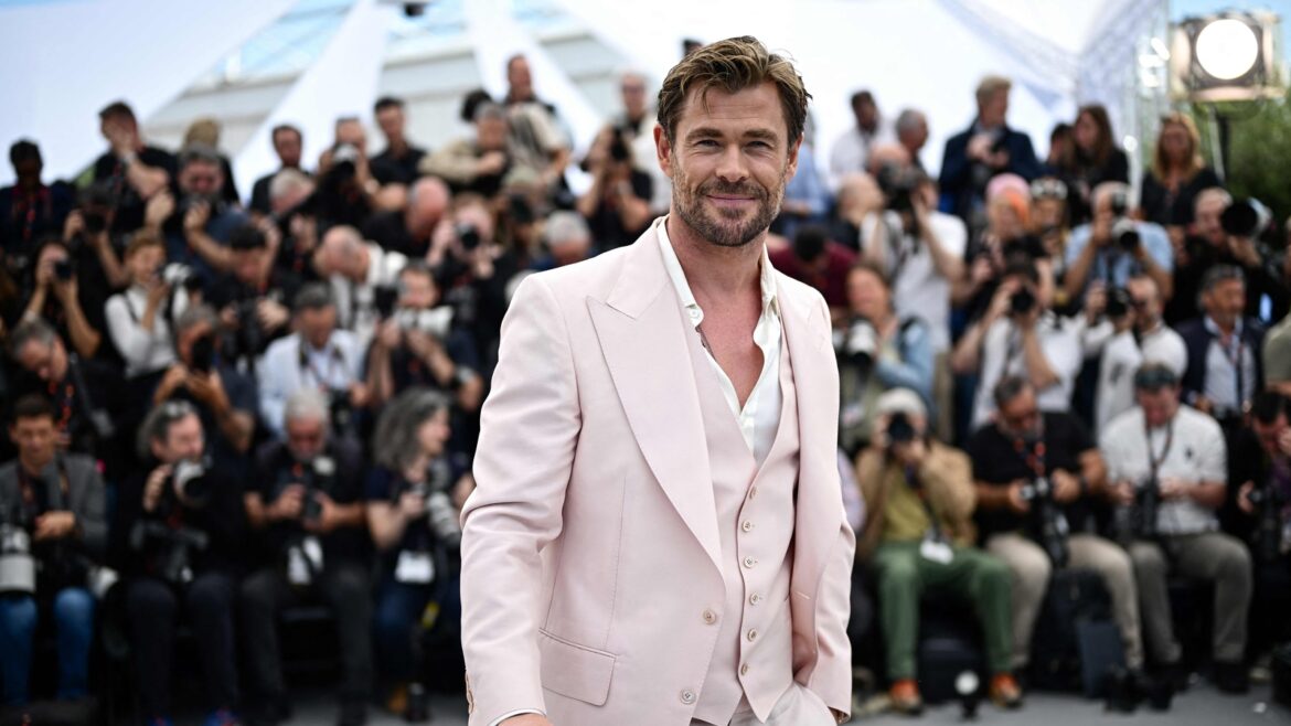 Chris Hemsworth’s Japan vacation post is not sitting well with his fans for this very ‘inappropriate’ reason | Hollywood Chris Hemsworth's Japan vacation post is not sitting well with his fans for this very ‘inappropriate’ reason | Hollywood