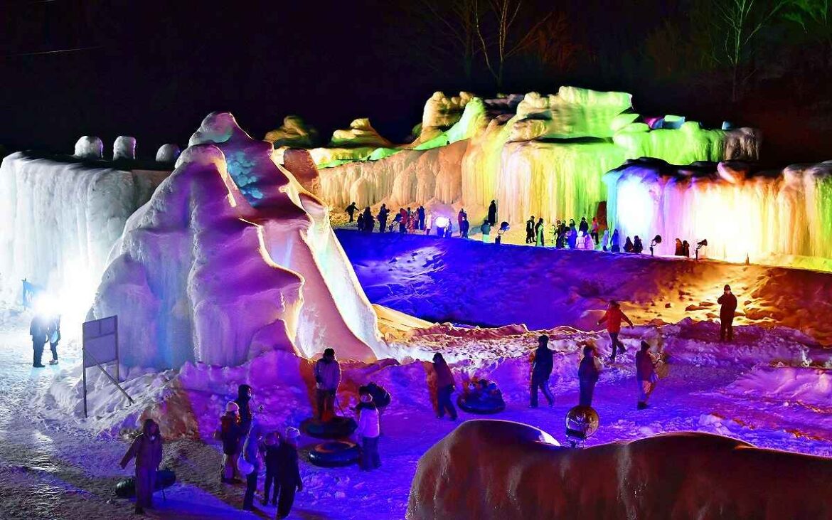 Ice Sculptures Light up River Bank in Japan’s Hokkaido; Models to Stay on Display Until March 9 Ice Sculptures Light up River Bank in Japan’s Hokkaido; Models to Stay on Display Until March 9