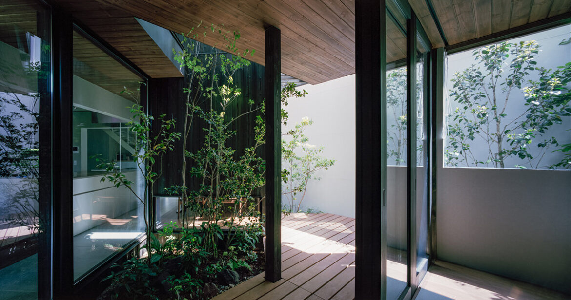 zigzagging corridor divides fujiwaramuro architects' fujiidera house