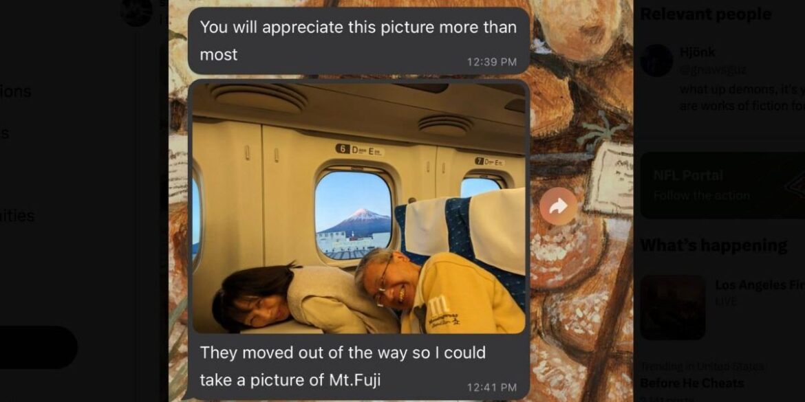 People adore this joyful couple ducking for a Mt. Fuji photo People adore this joyful couple ducking for a Mt. Fuji photo