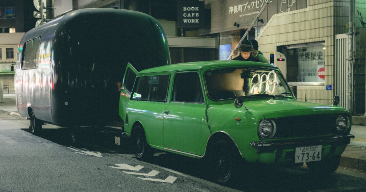 listening minibar MIDORI roams around tokyo in MINI car