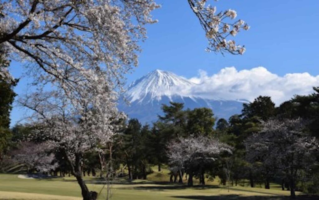 NO VISA FEE. A view of Mt. Fuji from the Fujinomiya Golf Club in Fujinomiya, Japan. Travelers planning to visit Japan on a tourist visa, be it multiple or single entry, will not pay for a visa fee except for center usage fees and other additional services that they may avail of once Japan's new visa center opens. (Photo courtesy of the Japan National Tourism Organization)