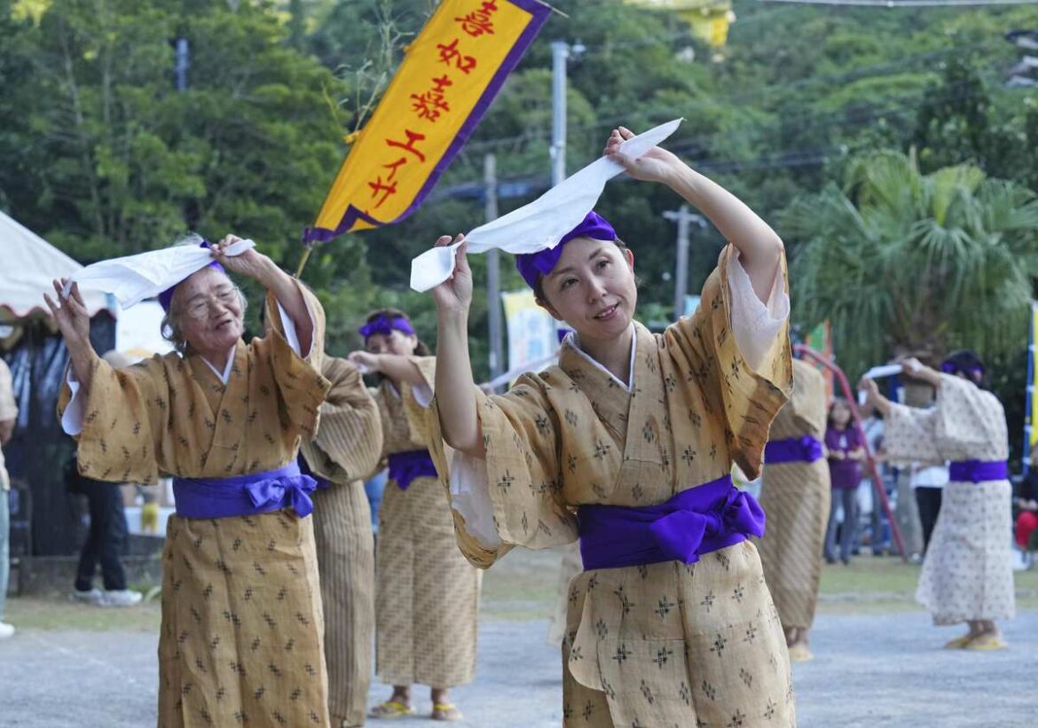 Okinawa: Traditional Bashofu Cloth Carries On; Fabric Made from Banana-Like Plants