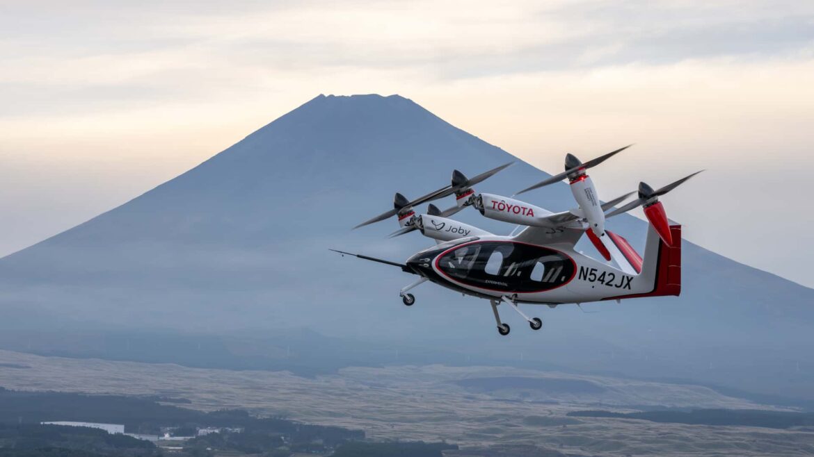 Joby-Toyota air taxi flies (alone) in front of Mount Fuji Joby-Toyota air taxi flies (alone) in front of Mount Fuji