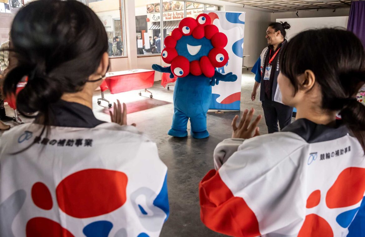 SF rolls out red carpet for blue mascot in prelude to expo with Osaka SF rolls out red carpet for blue mascot in prelude to expo with Osaka
