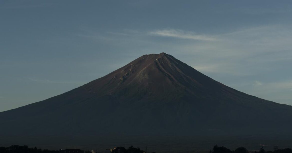 Still no snow on Mount Fuji, the latest it’s been in 130 years Still no snow on Mount Fuji, the latest it's been in 130 years