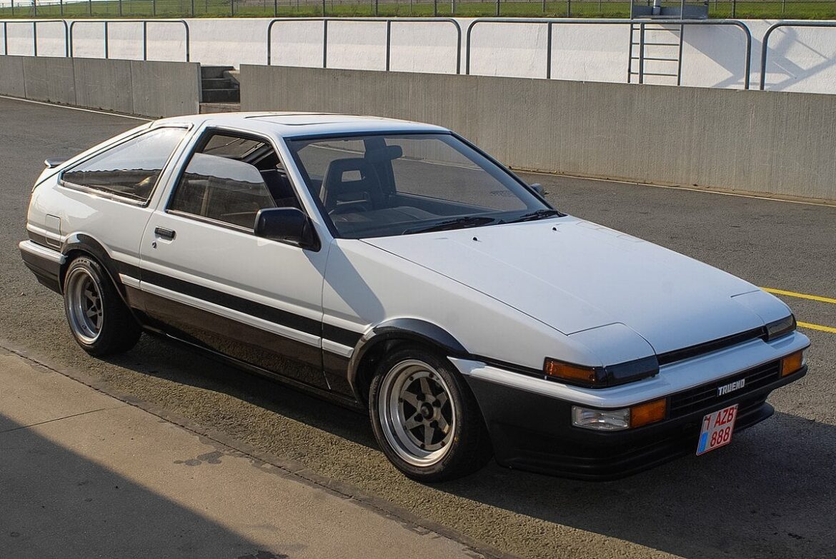 Places in Osaka for car meets/ cool cars i can take photos in?
