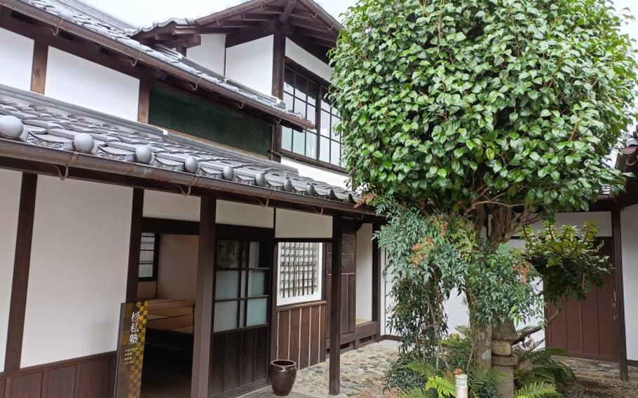 a traditionla japanese building with a garden.