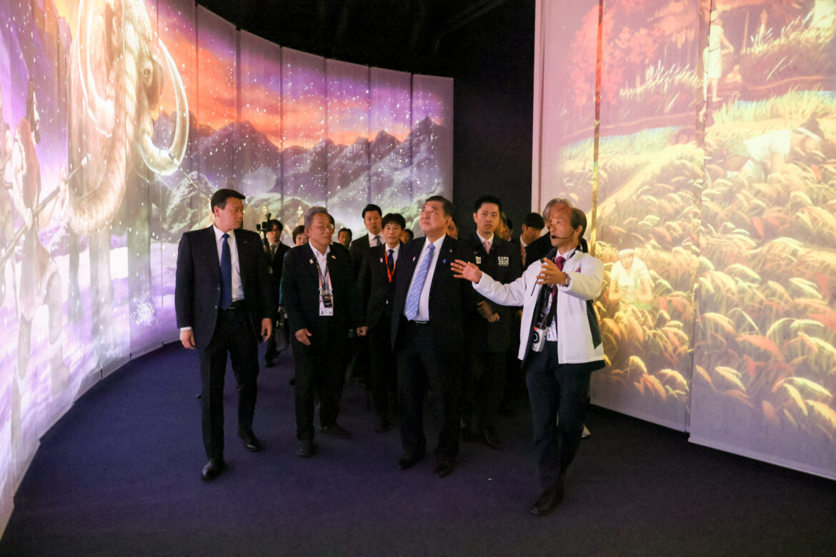 Prime Minister Ishiba observing the “Future City” Pavilion (1)