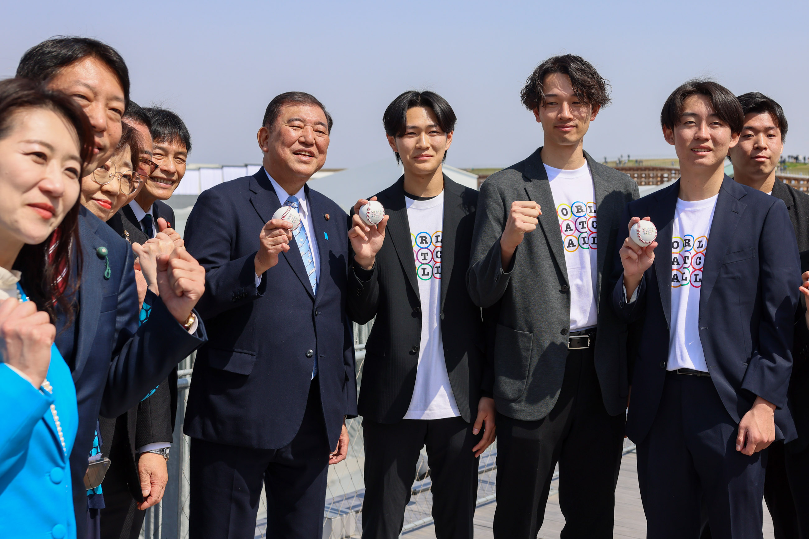 Prime Minister Ishiba holding a discussion with participants of the “World CatchBall Project” (4)