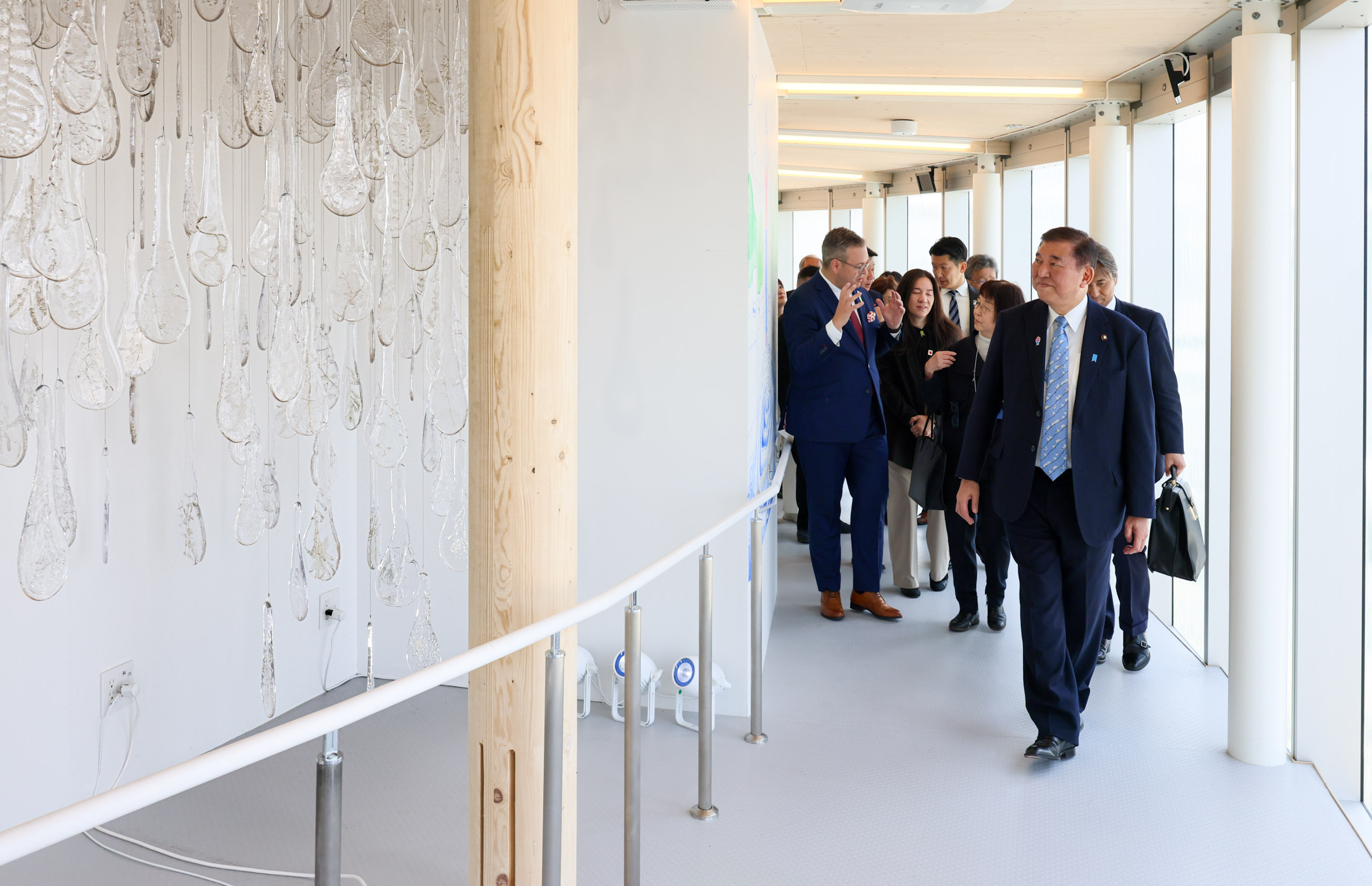 Prime Minister Ishiba observing the Czechia Pavilion (2)