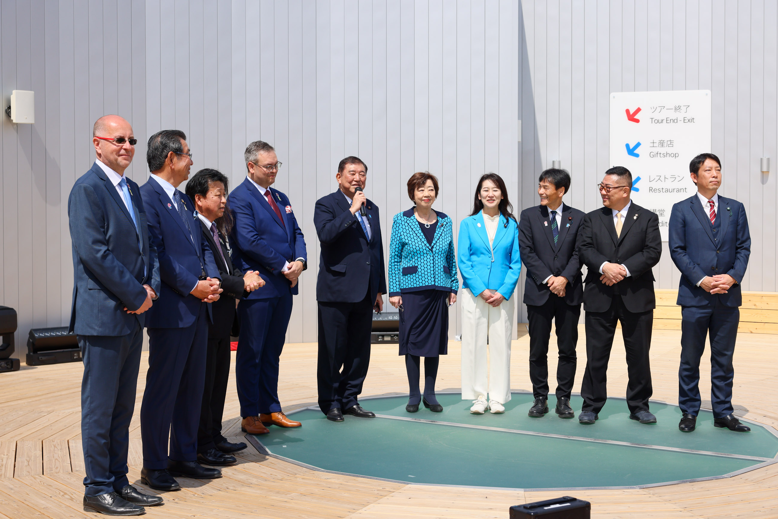 Prime Minister Ishiba observing the Czechia Pavilion (3)