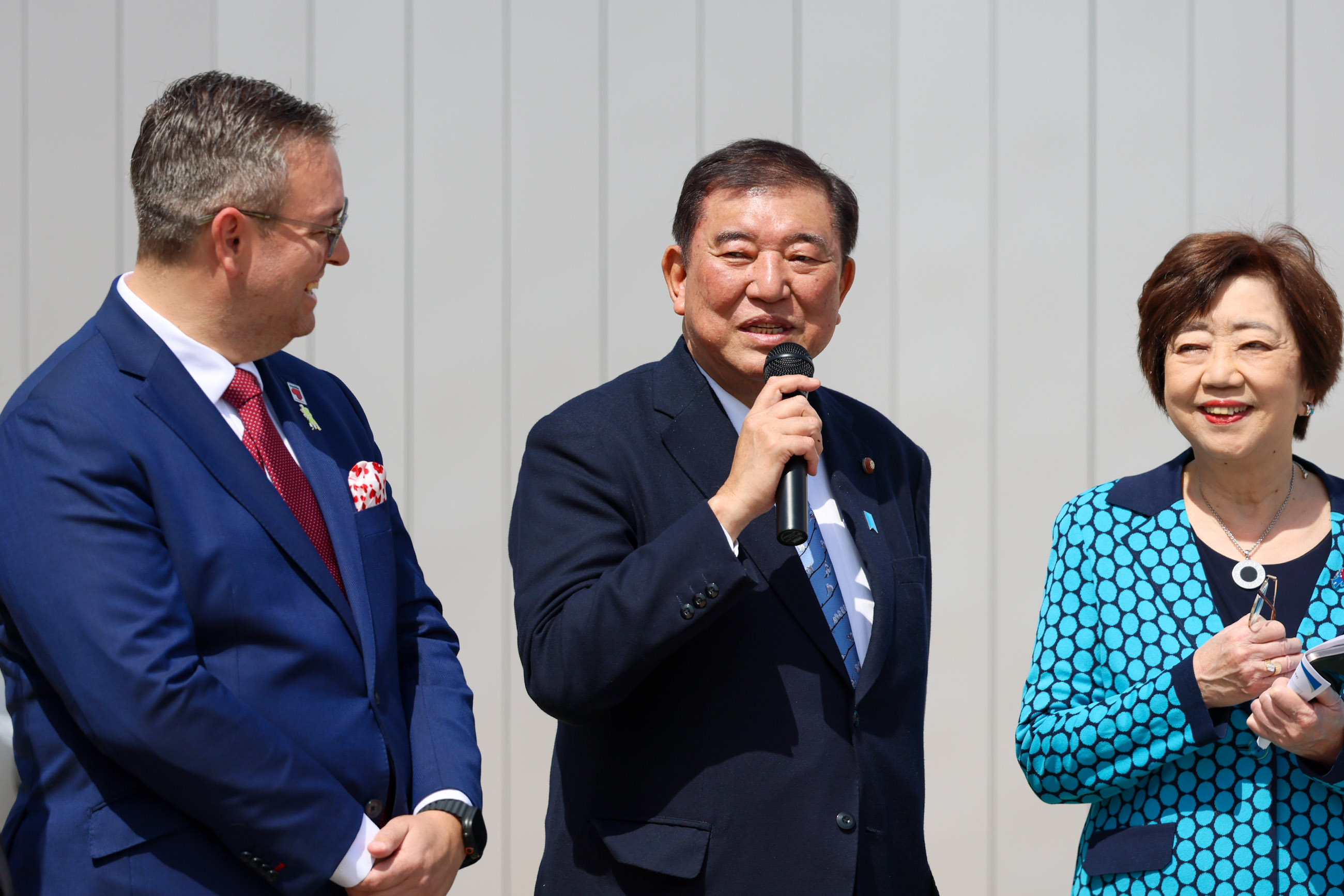 Prime Minister Ishiba observing the Czechia Pavilion (4)