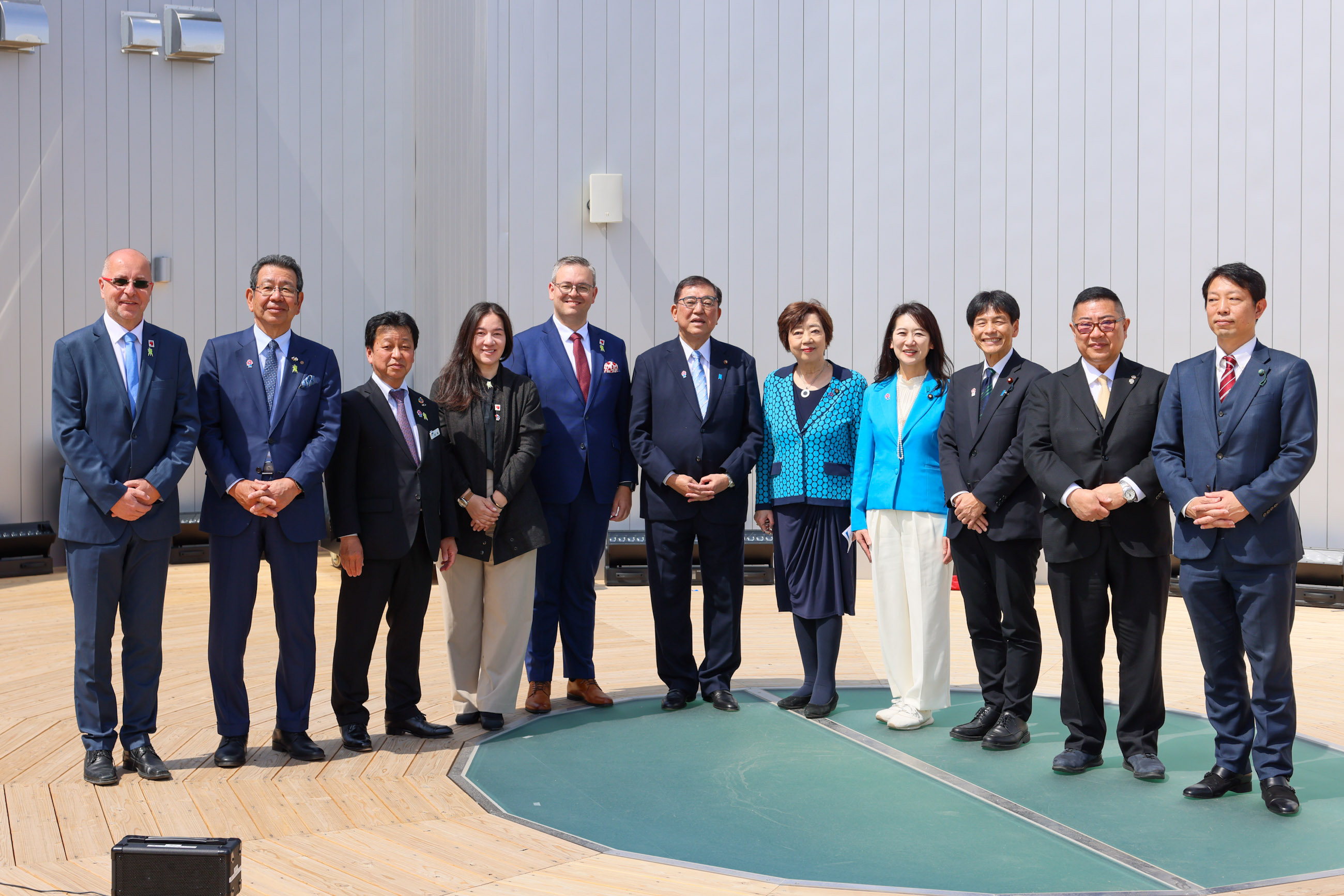 Prime Minister Ishiba observing the Czechia Pavilion (5)
