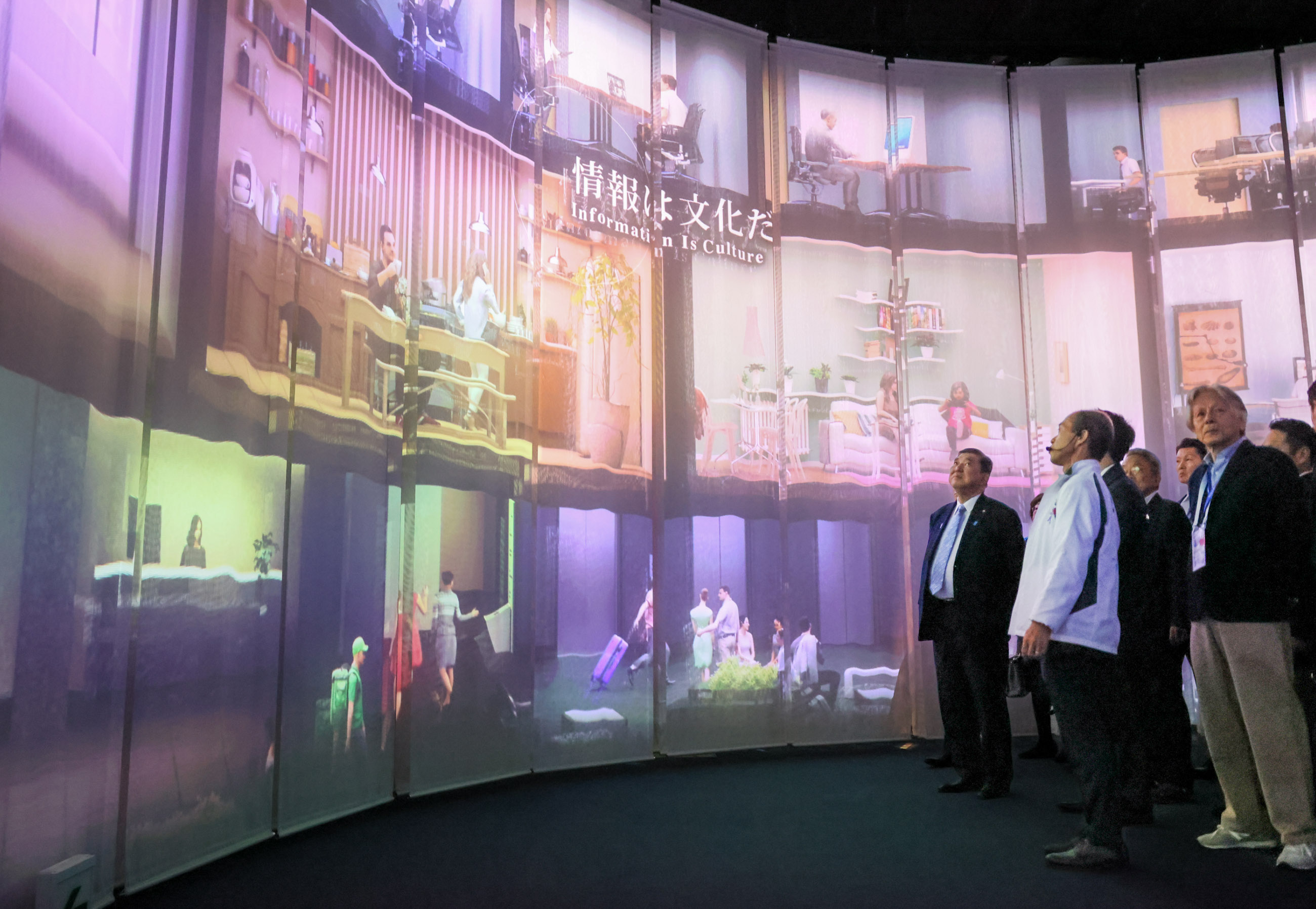 Prime Minister Ishiba observing the “Future City” Pavilion (2)