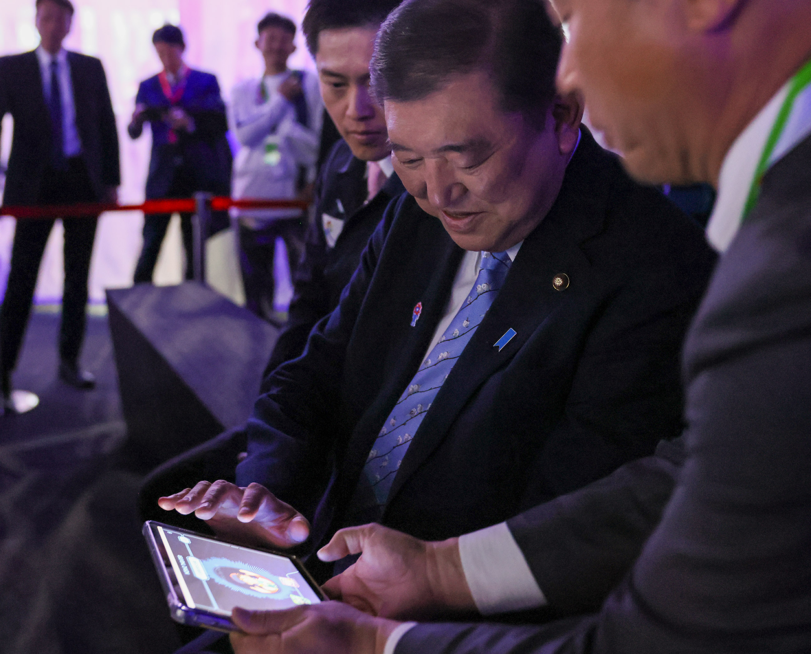 Prime Minister Ishiba observing the “Future City” Pavilion (3)