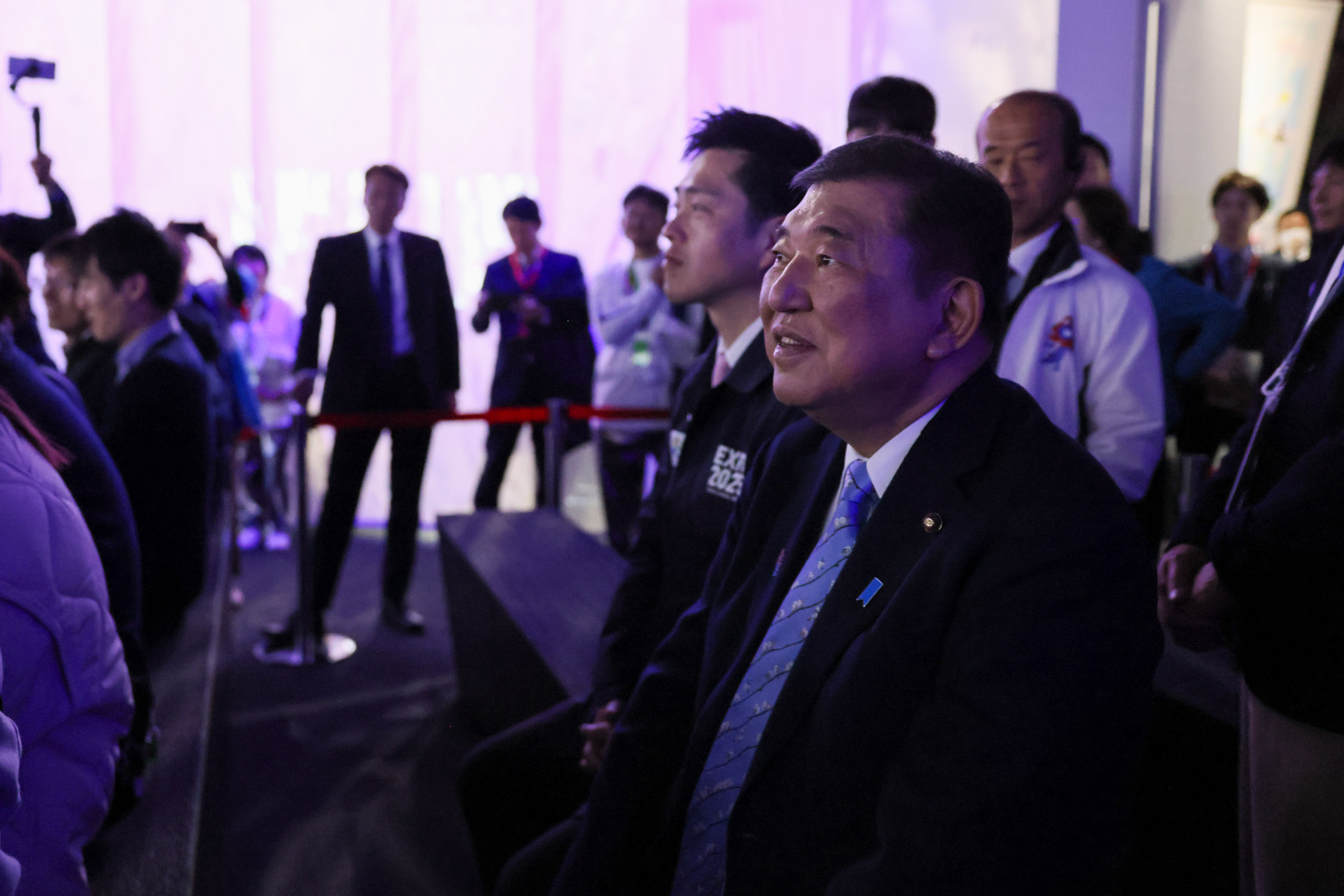 Prime Minister Ishiba observing the “Future City” Pavilion (4)