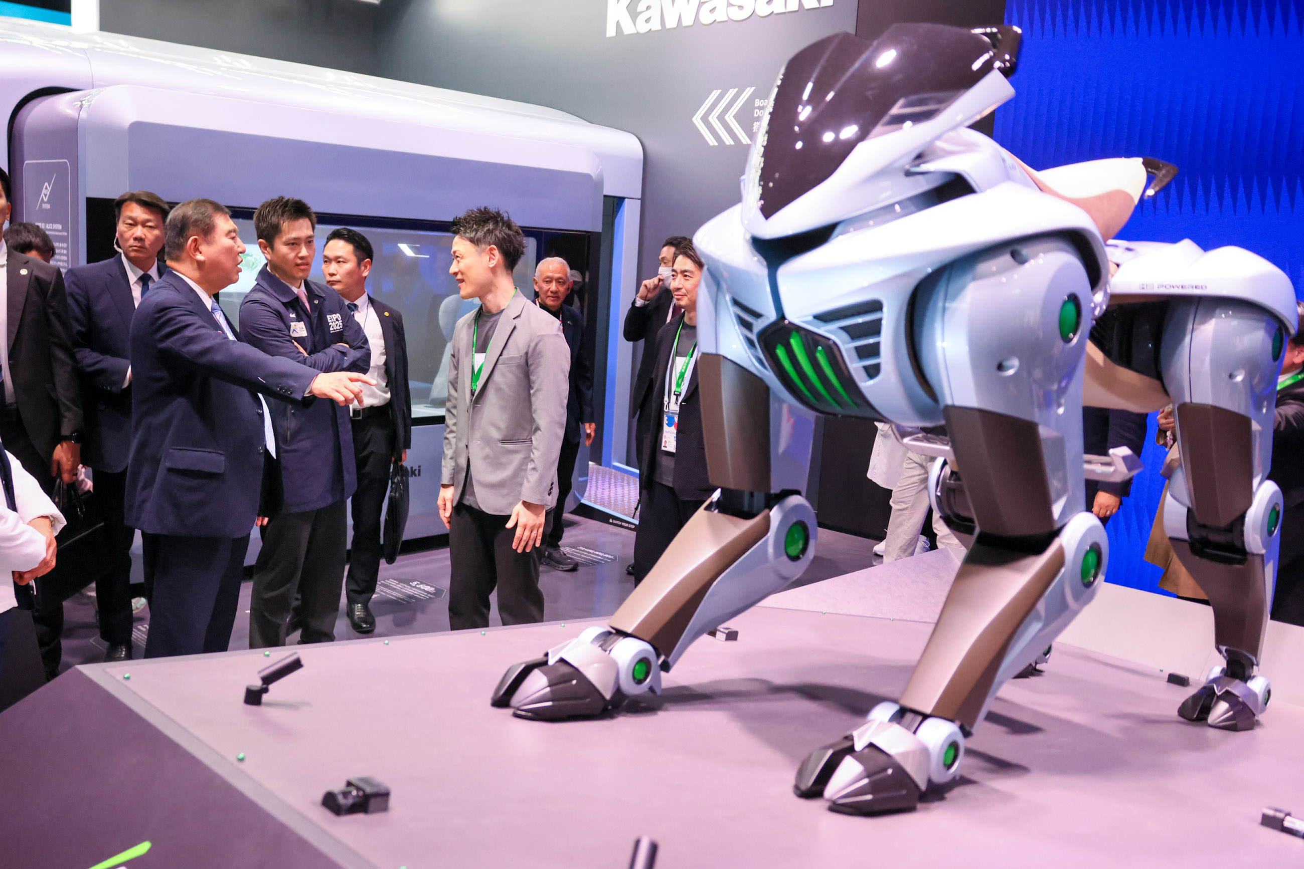 Prime Minister Ishiba observing the “Future City” Pavilion (5)