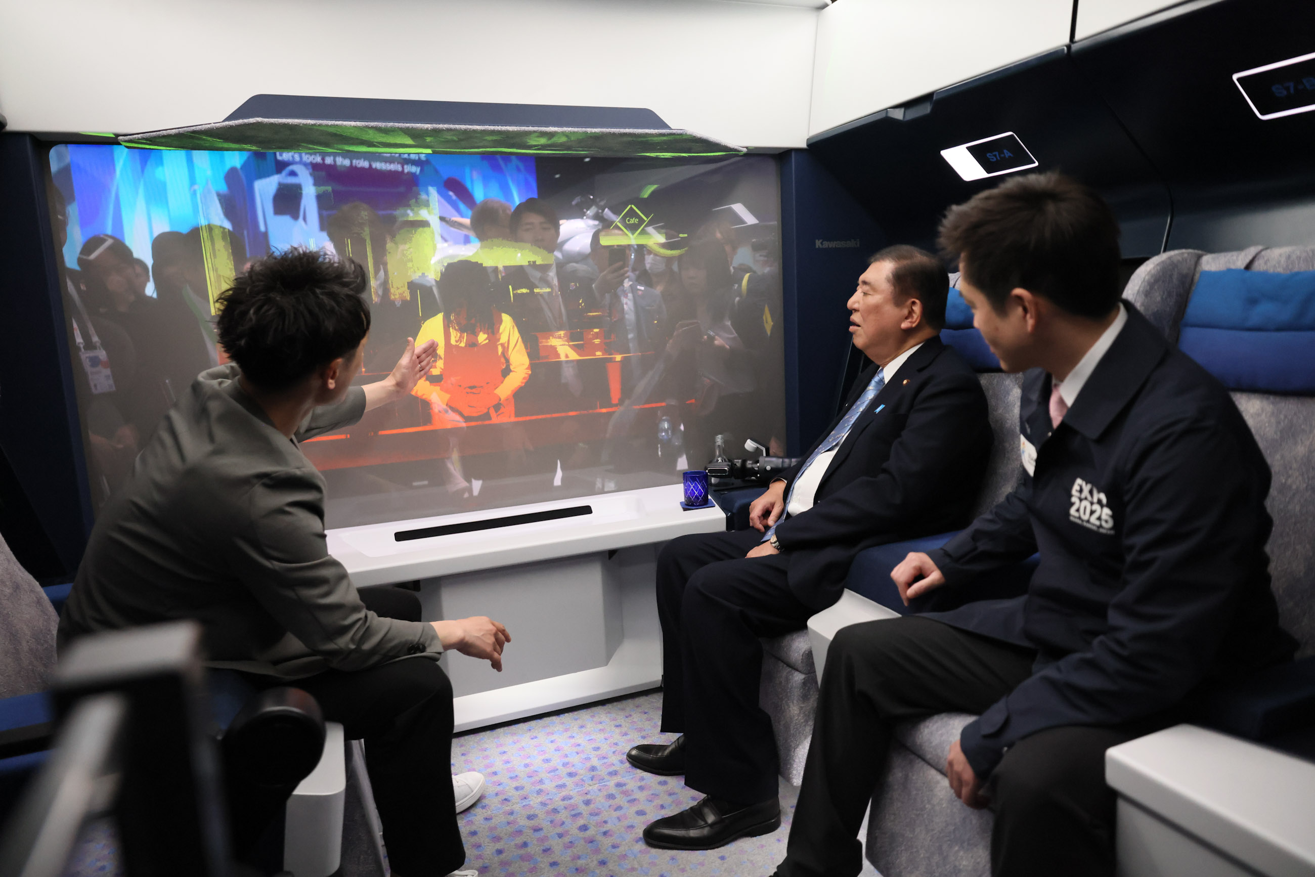 Prime Minister Ishiba observing the “Future City” Pavilion (6)