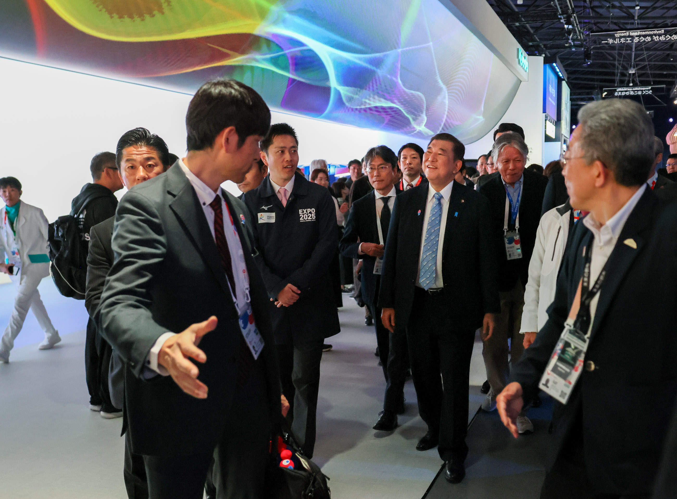 Prime Minister Ishiba observing the “Future City” Pavilion (9)