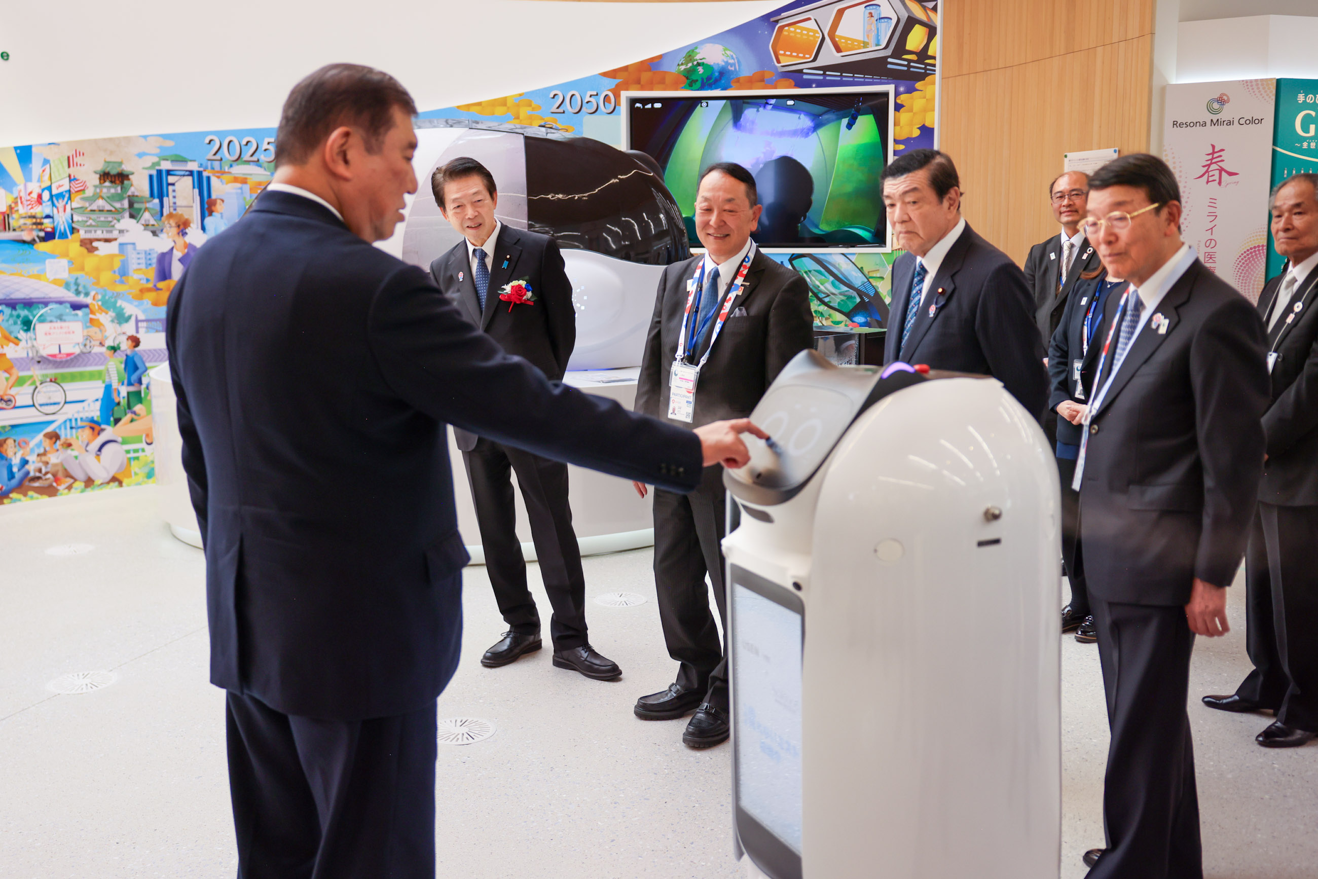 Prime Minister Ishiba visiting the Osaka Healthcare Pavilion (4)