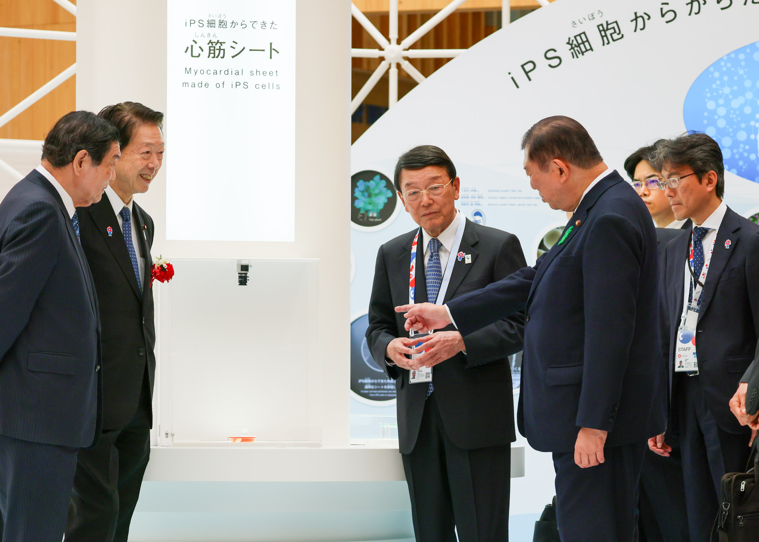 Prime Minister Ishiba visiting the Osaka Healthcare Pavilion (7)
