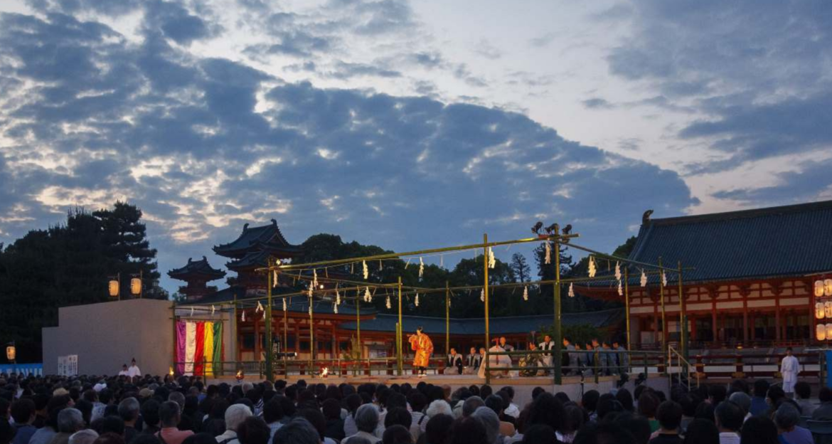 Kyoto Takigi Noh” that colors early summer and four fun events a year! I went to the “Citizen Kyogen Association Kyoto Takigi Noh
