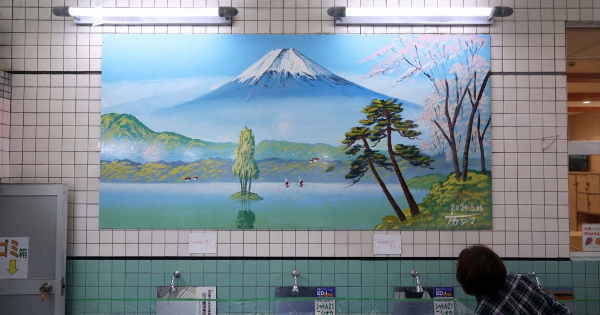 Veteran bathhouse painter completes 'finest' Mt. Fuji works live in Osaka