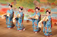 Maiko and others perform in the 