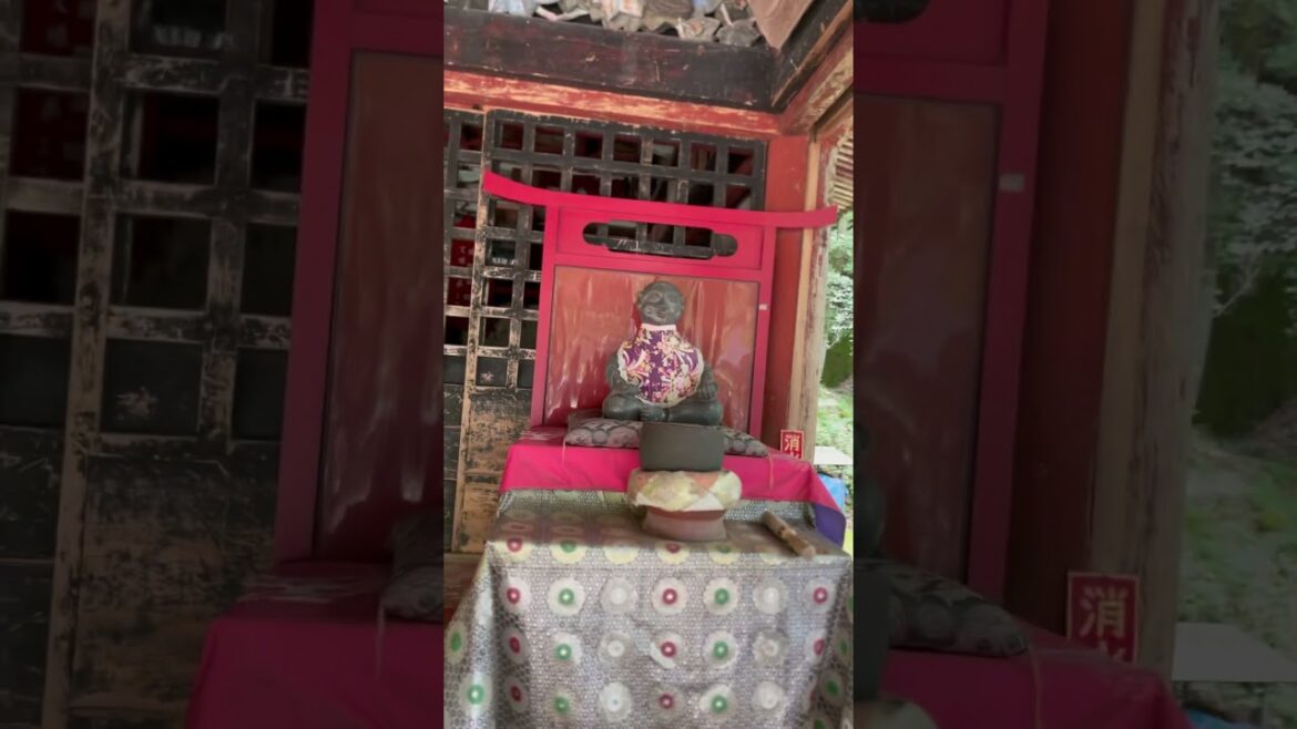 An old Japanese temple in Kakeyu Onsen, Nagano #travel