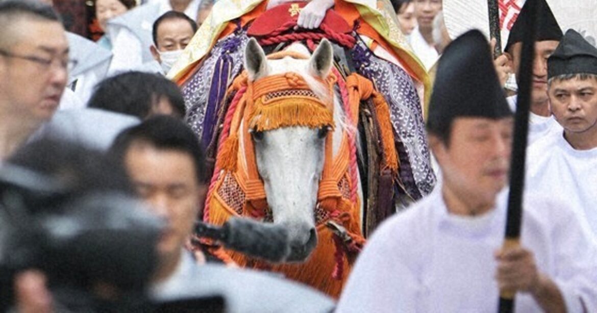 ‘Divine messenger’ child in ceremony to prepare for Kyoto’s Gion Festival procession 'Divine messenger' child in ceremony to prepare for Kyoto's Gion Festival procession