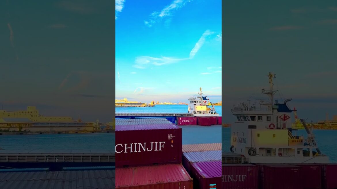 神戸: A major maritime port in Kobe, Hyōgo, Japan