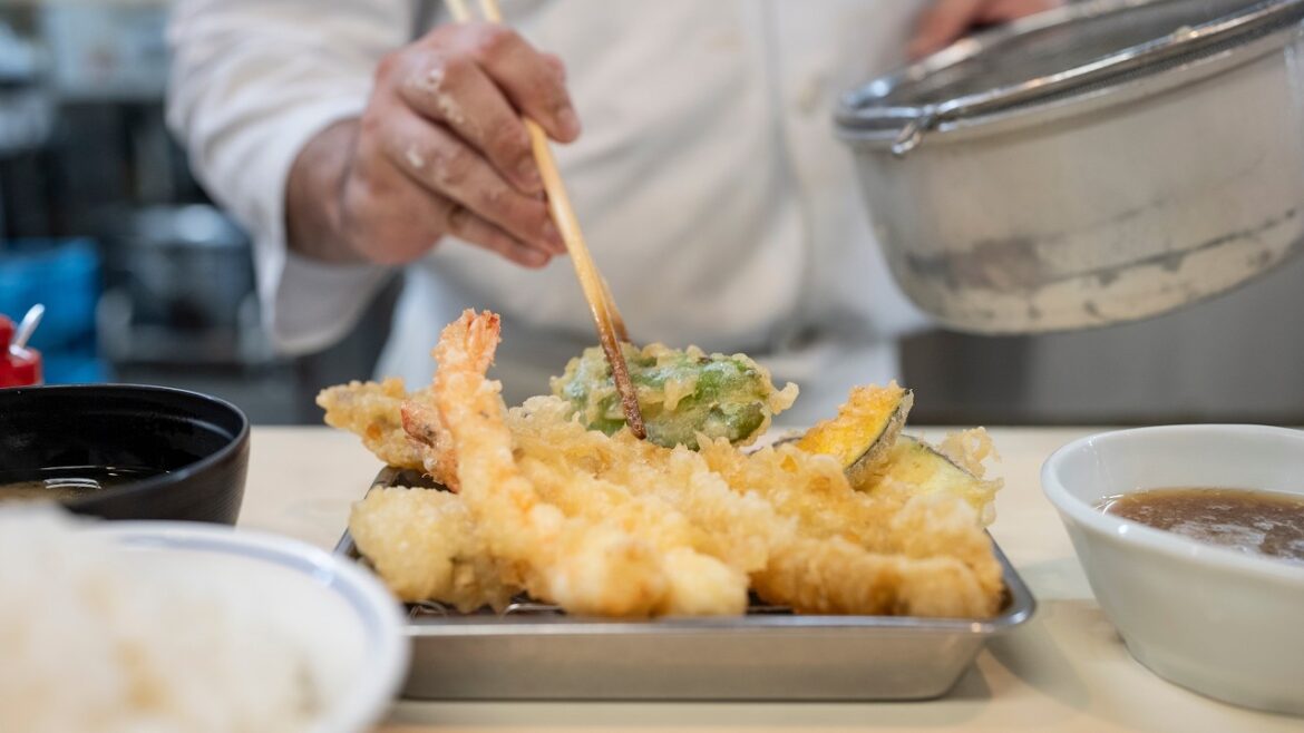 揚げたて絶品天ぷらを求め開店と同時に押し寄せる客で即満席！行列のできる人気天ぷら食堂！佐賀･天ぷら まき鳥栖本店に密着 Famous Tempura Restaurant in Saga, Japan