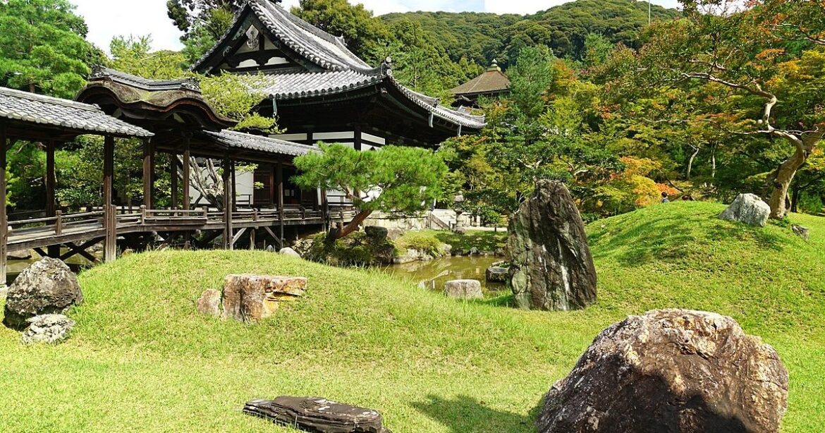 Kyoto temple suffering from littering tourists claiming not to understand Japanese verbal warning Kyoto temple suffering from littering tourists claiming not to understand Japanese verbal warning