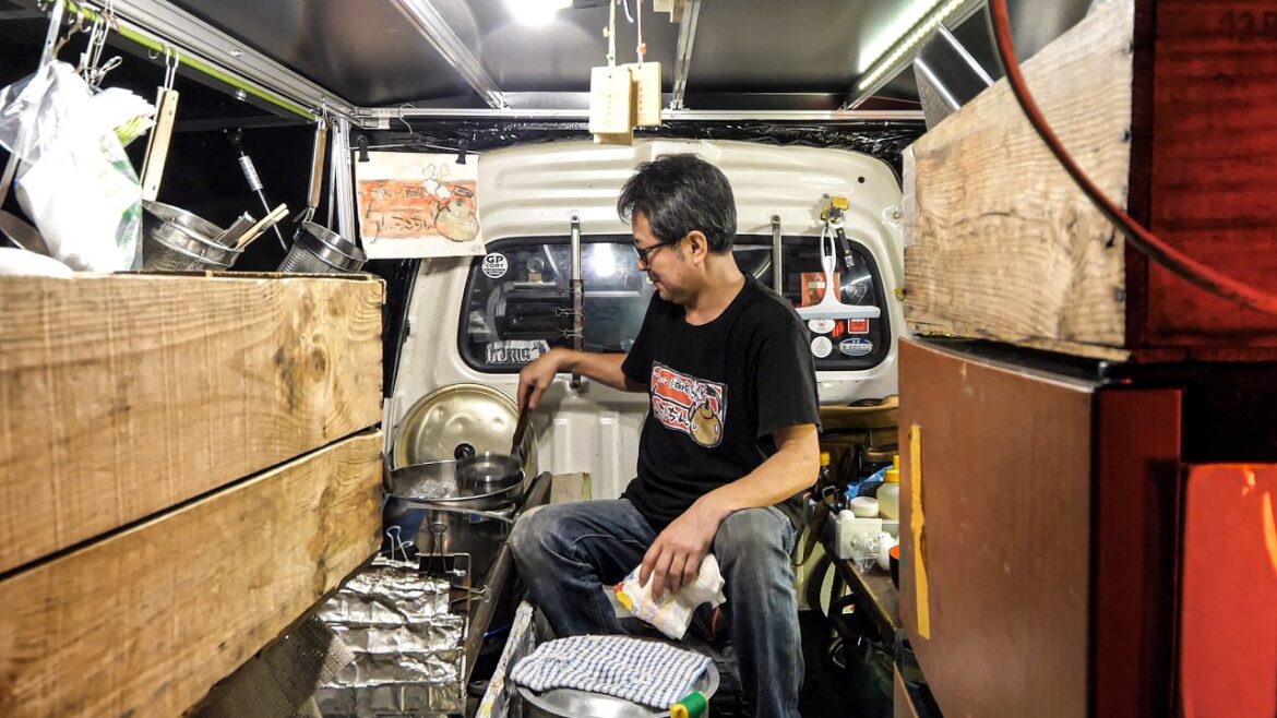 超極狭スペースで最高120杯。男ひとりの軽トラ屋台ラーメン屋に密着丨Japanese Street Food 超極狭スペースで最高120杯。男ひとりの軽トラ屋台ラーメン屋に密着丨Japanese Street Food