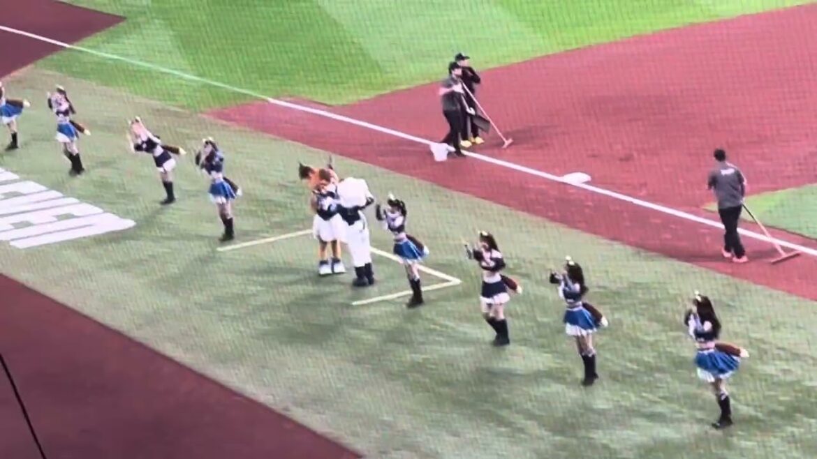 きつねダンス(Dancing “The Fox”)@エスコンフィールド北海道 きつねダンス(Dancing “The Fox”)@エスコンフィールド北海道