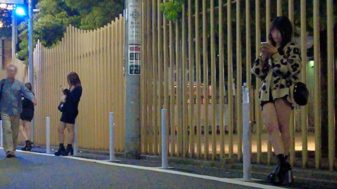 [Weekend night walk - 4K] Shinjuku kabukicho - Okubo Park (April 18, 2025)