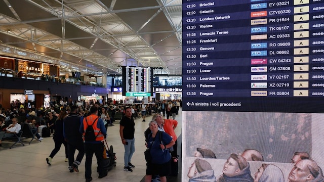 People walk with their luggage at Leonardo da Vinci International Airport in Fiumicino, near Rome, Italy, September 23, 2024. REUTERS/Remo Casilli