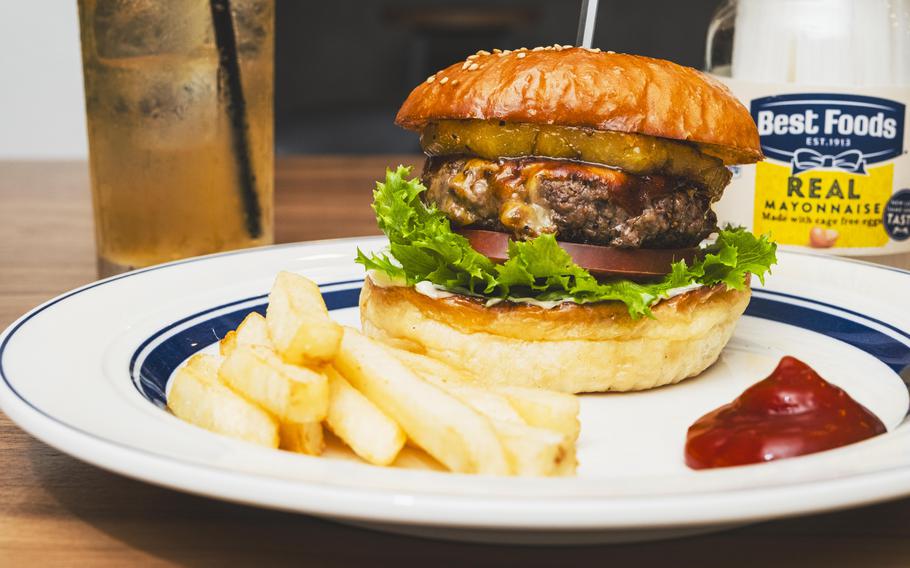 IMUA 1.0 (1,680 yen), a beef burger topped with Colby jack cheese, tomato, lettuce, pineapple, BBQ sauce and mayonnaise. 