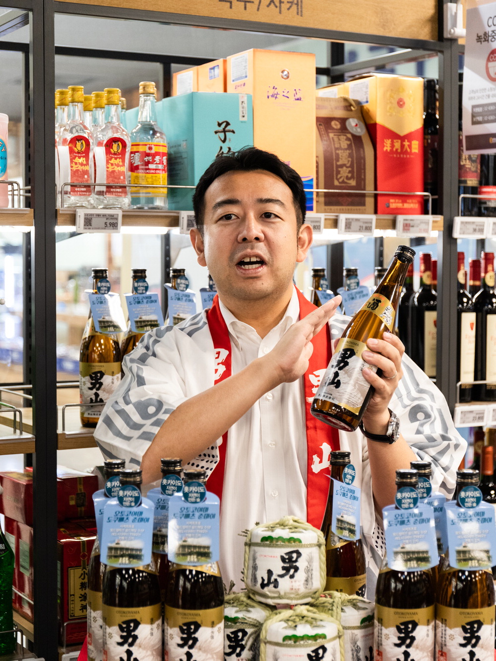 President Yamazaki Goro Otokoyama, who met with Mail Business, is taking a commemorative photo at E-Mart's Yongsan branch.