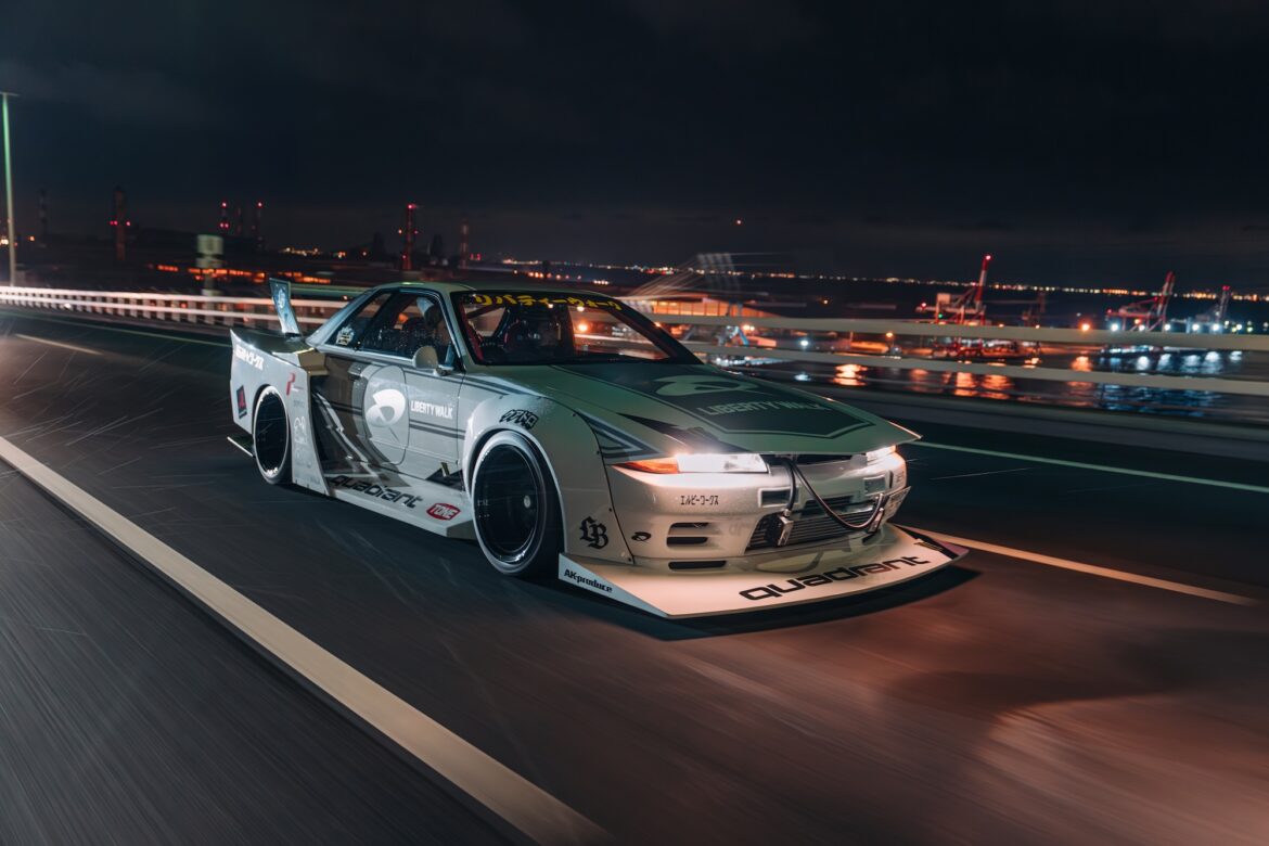 VIDEO - Lando Norris Takes on Tokyo's Iconic Streets in a Liberty Walk R32 Skyline: A Thrilling Ride Through Neon-Lit Highways
