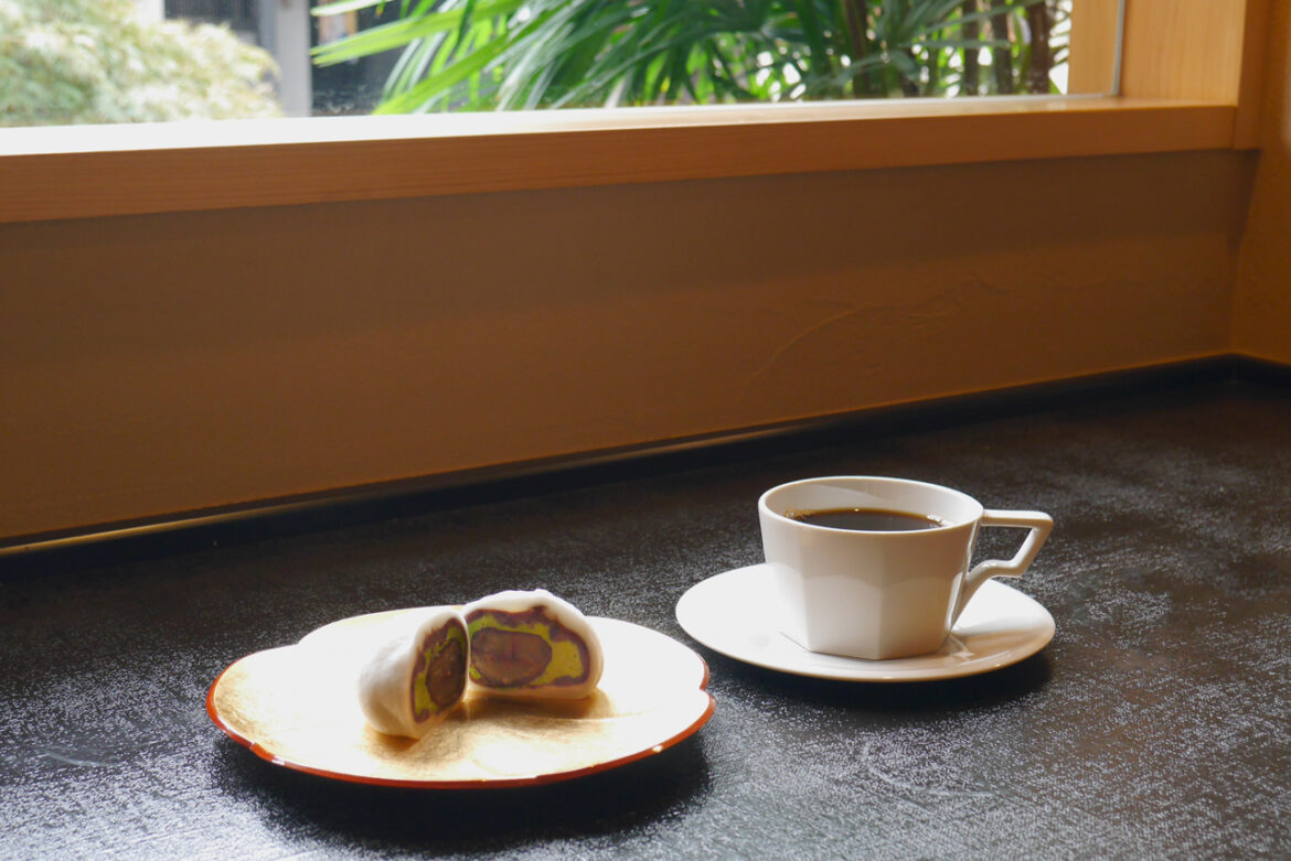 [Gion Yoneyasu Coffee” opened in Gion, Kyoto, a sweet shop created by “Gion Nigiri Gion Honten” and “Yoneyasu Coffee Roasting Shop”. [Gion Yoneyasu Coffee" opened in Gion, Kyoto, a sweet shop created by "Gion Nigiri Gion Honten" and "Yoneyasu Coffee Roasting Shop".