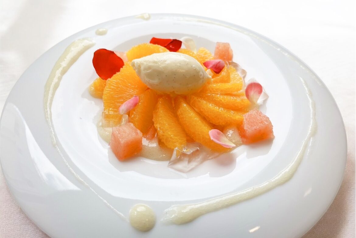 Sweets with seasonal fruits at the new café [MAISON ∋ PARLOUR] in Karasuma-Oike.