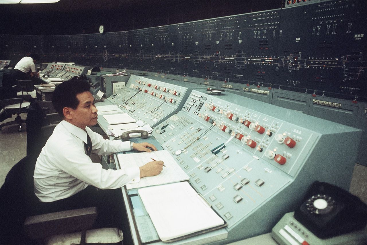 Tokyo’s central control center for the Shinkansen network, taken June 3, 1977. (© Jiji)