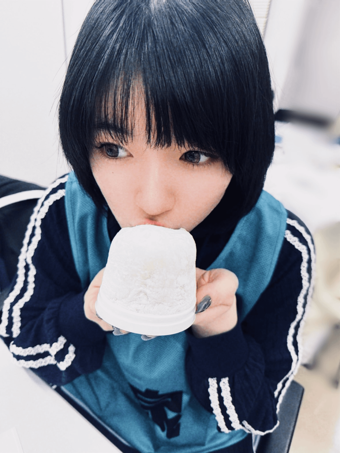 Shindou Amane Eating a Kiwi Daifuku🥝