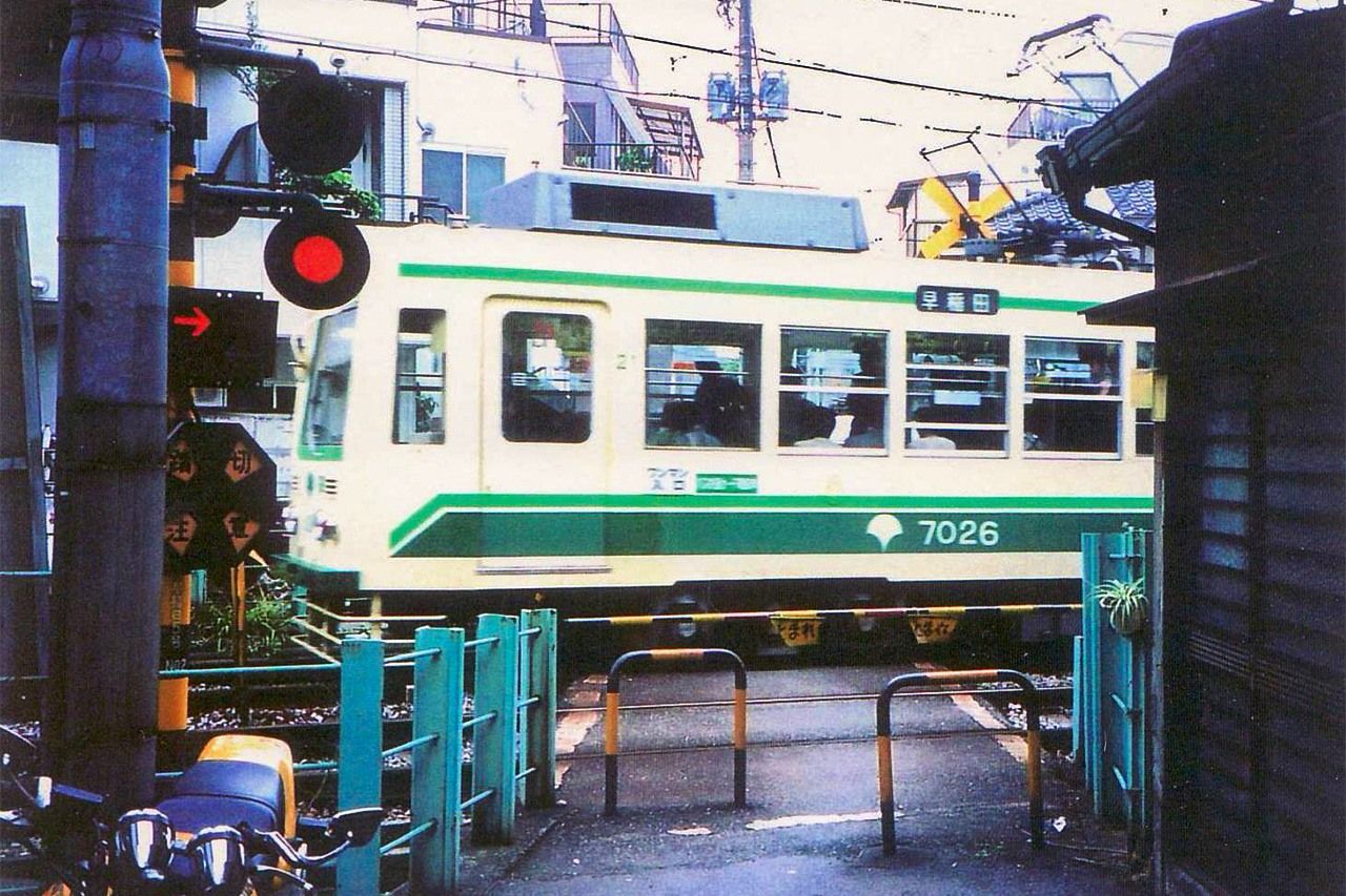 Tokyo’s trams often wind their way through old neighborhoods. (© Gianni Simone)