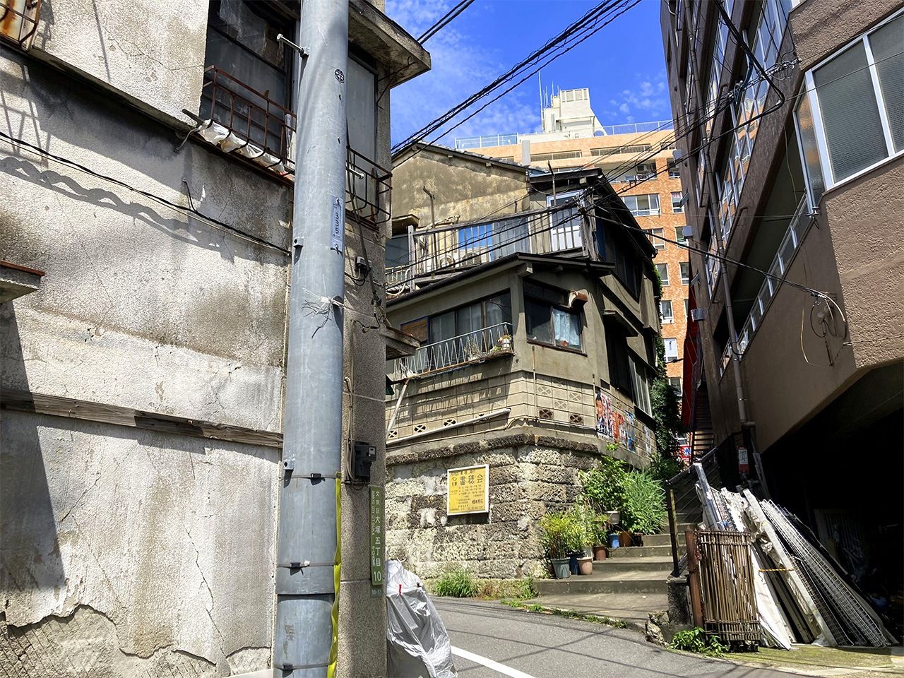 The Shōwa-era Tokyo townscape can be found only a short walk from Ōtsuka Station. (© Gianni Simone)
