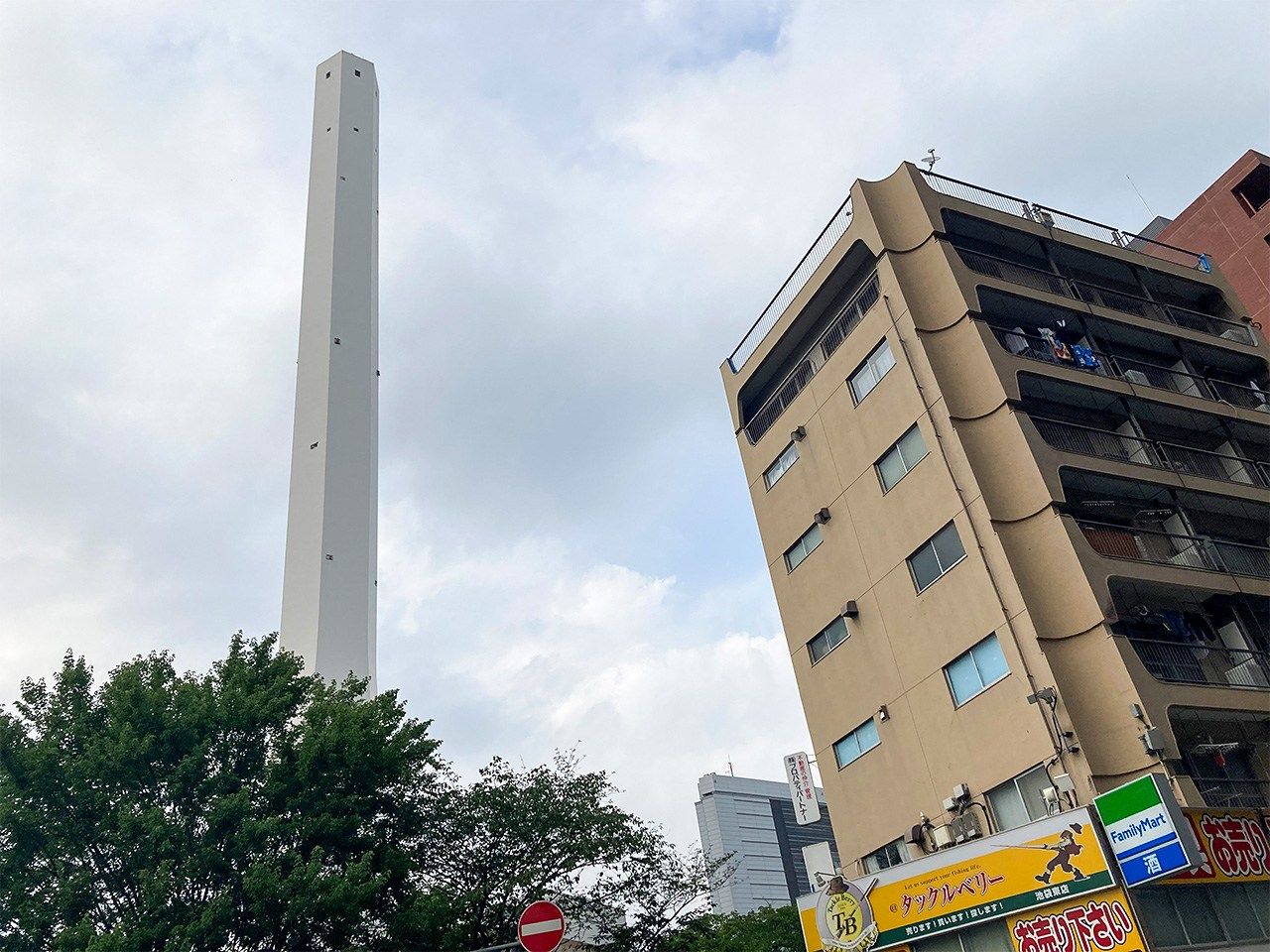 Wedged between the Metropolitan Expressway and the bifurcating rail tracks, this incinerator plant is one of the Ikebukuro skyline’s newer landmarks. (© Gianni Simone)