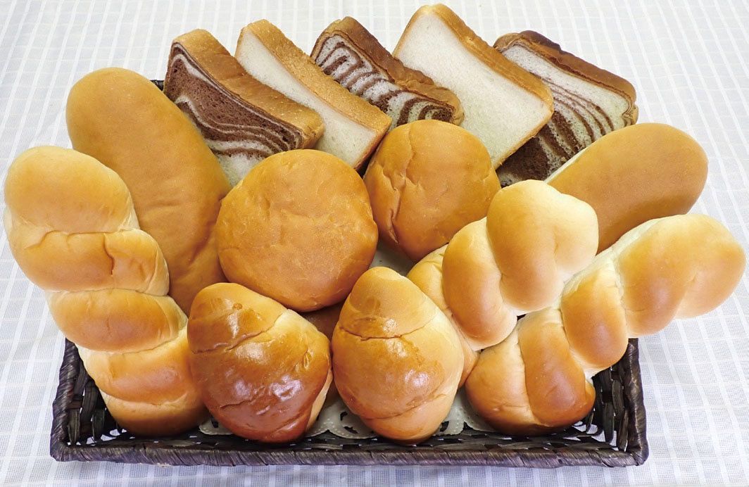 Various kinds of bread served at school lunches. (© School Lunch History Museum)