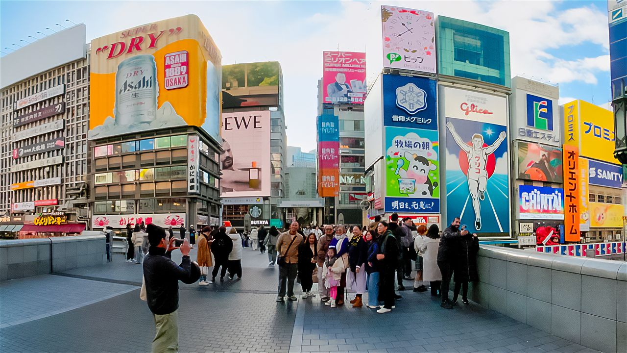 Ebisu Bridge, a popular photo spot in Dōtonbori. (© Somese Naoto)